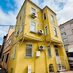 Cozy Yellow Home-2 * イスタンブール